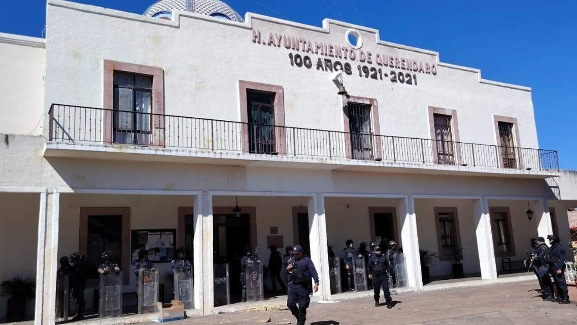 Elementos de la AROP resguardando ayuntamiento de Queréndaro